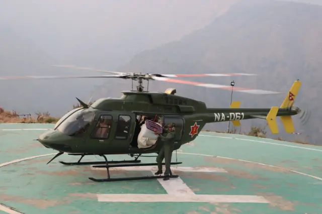 रुकुममा सेनाको हेलिकोप्टरबाट मत बाकस ढुवानी गरिदैँ।