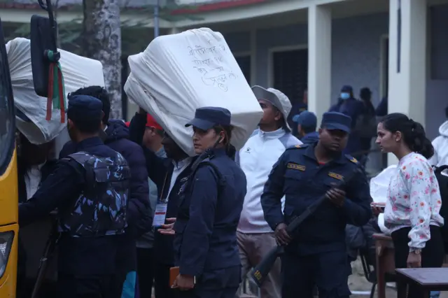 मतपेटिका ढुवानी गरिँदै