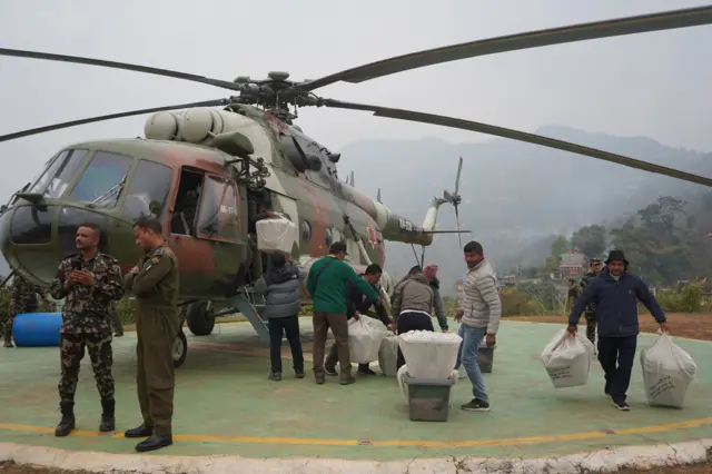 हेलिकप्टरमा मतपेटिका