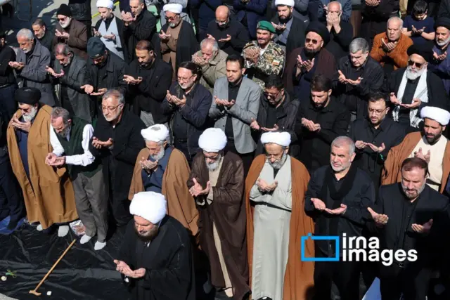 رجال الدين يتقدمون المصلين في صلاة الجمعة في طهران