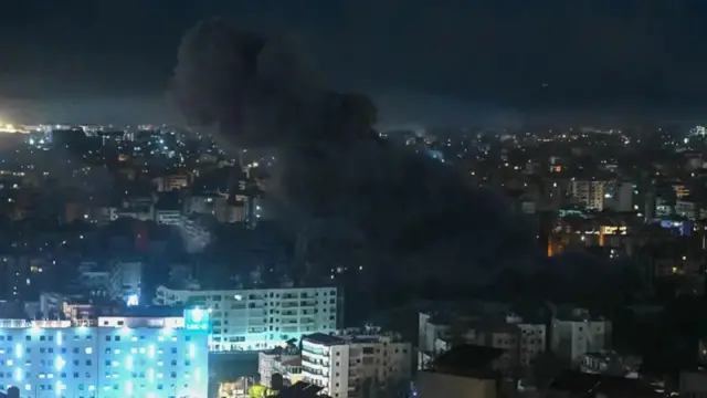 Umwotsi uduga hejuru y'igisagara co mu bumanuko bwa Beirut itariki 6 z'ukwezi kwa gatatu