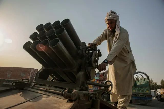 سرباز طالبان در حال کار با موشک انداز ۱۲ میله