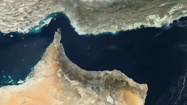 صورة فضائية لمضيق هرمز، الذي يربط الخليج العربي بخليج عُمان