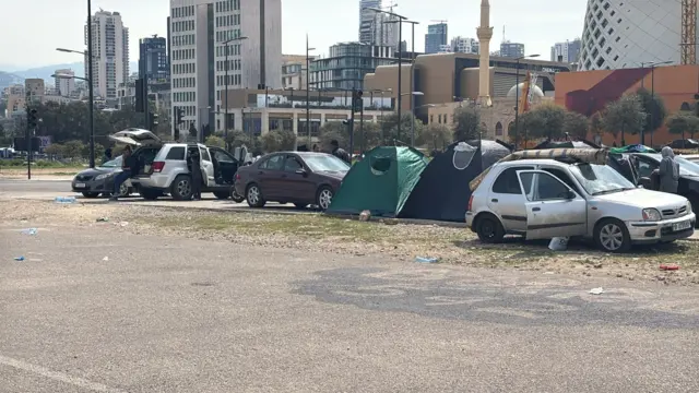 لبنانيون ينامون في الخيام والسيارات