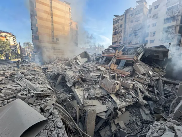 Обломки здания.