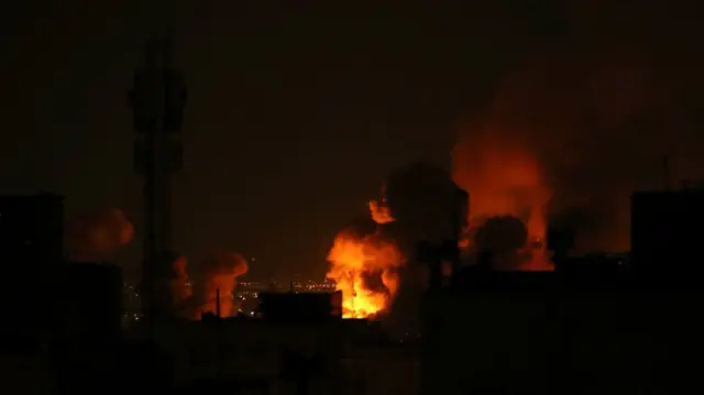 Tahran'da gece saatlerinde yapılan saldırıyı uzaktan bakıyoruz. Bombanın alevinden kızıllık gökyüzüne yayılıyor.