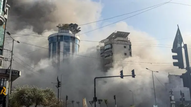 ጥቃት ተፈጽሞበት በጭስ የተሸፈኑ ሁለት ሕንጻዎች