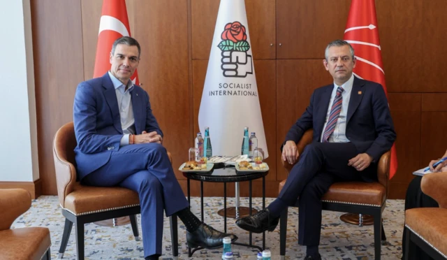 Özgür Özel, 24 Mayıs 2025'te Sosyalist Enternasyonal Toplantıları'nda Pedro Sanchez ile birarada.