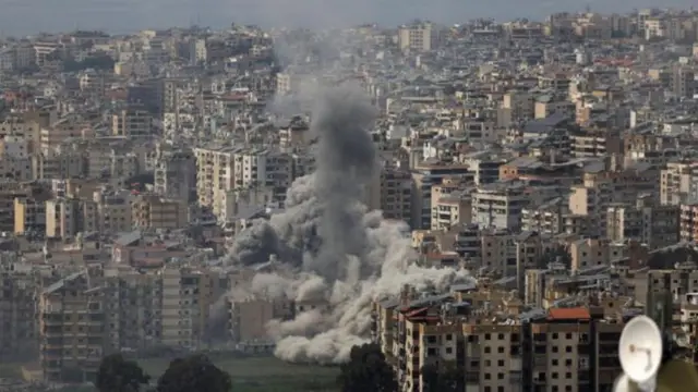 বৈরুত শহরে হামলার পর ধোঁয়া উড়তে দেখা যাচ্ছে