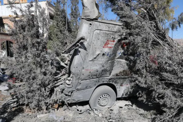 عکسی که سخنگوی وزارت بهداشت ایران از آسیب دیدن یک خودرو اورژانس در زیباشهر استان فارس منتشر کرده است