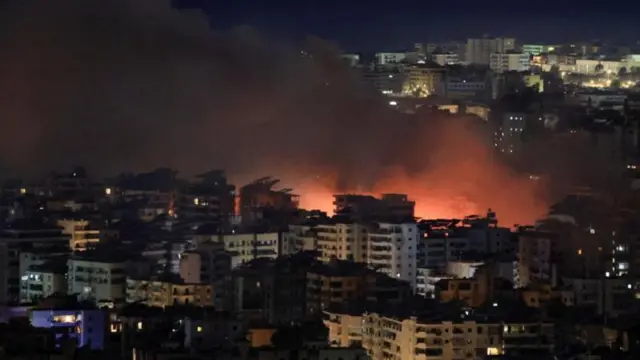 Fumaça vermelha é vista em Beirute, no Líbano, depois que Israel anunciou ter começado a atacar os subúrbios do sul da cidade na noite de quinta-feira