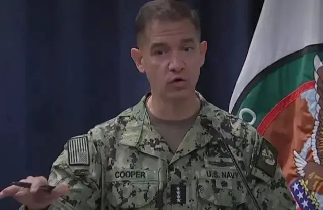 Umukuru w’ingabo za Amerika zikorera mu burasirazuba bwo hagati, Admiral Brad Cooper, yambaye impuzu z'igisirikare arimo kuvuga muri 'micro'