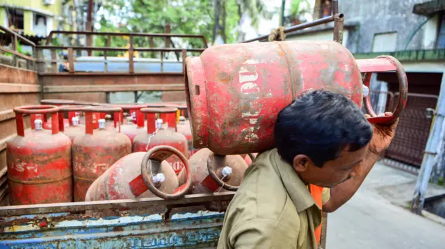 घरेलू एलपीजी सिलेंडर के दाम में 60 रुपये और कमर्शियल एलपीजी सिलेंडर के दाम में 115 रुपये का इज़ाफ़ा हुआ है