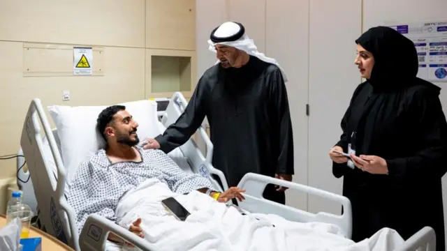 عیادت شیخ محمد بن زاید آل نهیان، رئیس امارات متحده عربی، از یک مجروح در بیمارستانی در ابوظبی