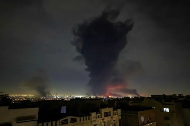 Gece uzaktan çekilmiş bir fotoğrafta dev bir duman bulutu görülüyor