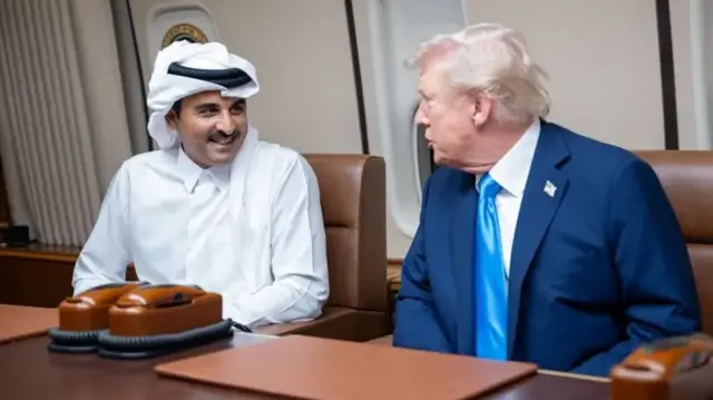 O emir do Catar e o presidente Trump, em uma foto no passado, conversaram sobre o conflito com o Irã em uma ligação telefônica