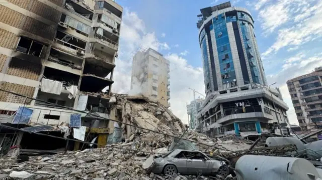 বৈরুতে ইসরায়েলি হামলায় ধ্বংস হয়ে যাওয়া ভবন