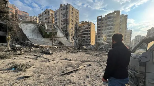 বৈরুতে ইসরায়েলি হামলায় ধ্বংস হয়ে যাওয়া ভবন