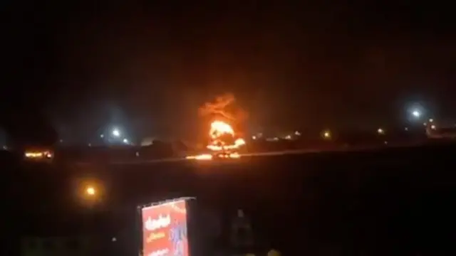 طائرة تحترق في مطار مهرآباد بطهران