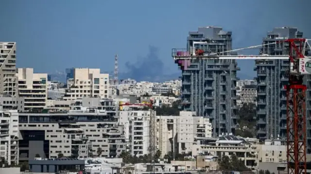 ইরানের হামলার পর তেল আবিবে বিস্ফোরণ, আকাশে ধোঁয়া