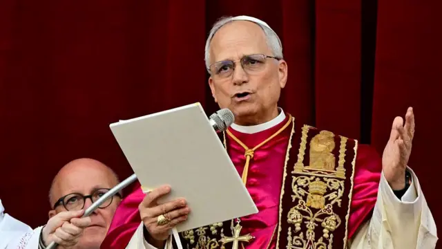 Onyeisi ndị ụka Katọlik n'ụwa niile bụ Pope Leo XIV ji akwụkwọ ha na igwe eji ekwu okwu agbasa ozi nye ndị mmadụ