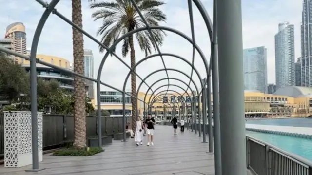 Pessoas caminham em rua de Dubai