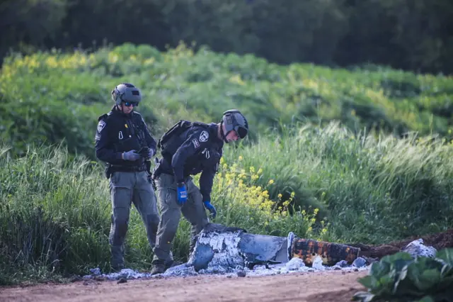 ইসরায়েলের পুলিশ কর্মকর্তারা একটি ইরানি ক্ষেপণাস্ত্রের ধ্বংসাবশেষ পরিদর্শন করছেন