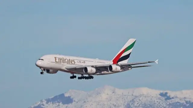Um avião da Emirates durante voo