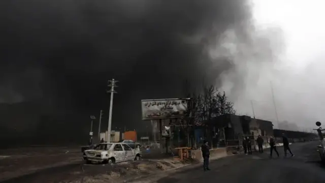 دخان يتصاعد من البوابة الرئيسية لمصفاة شهران للنفط بعد غارة