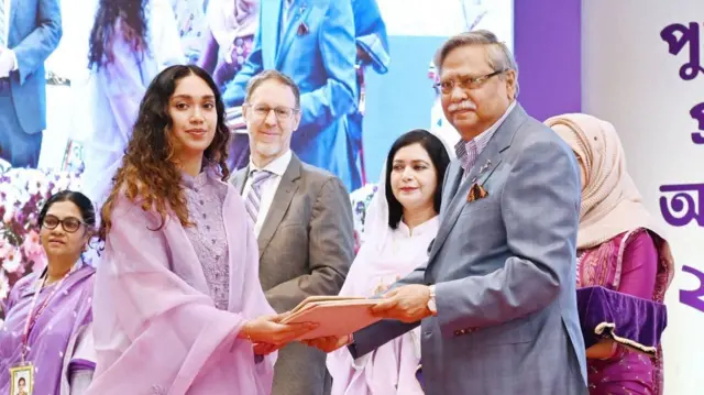 রাষ্ট্রপতি মো. সাহাবুদ্দিনের হাত থেকে পুরস্কার গ্রহণ করেন বেগম খালেদা জিয়ার নাতনি জাইমা রহমান