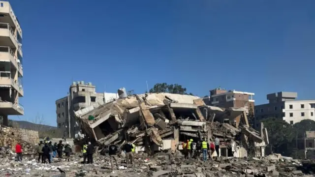 Local do ataque no sul do Líbano, com edifício destruído