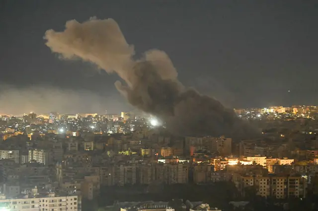 Beyrut'ta dün gece düzenlenen bir hava saldırısının ardından yükselen dumanlar