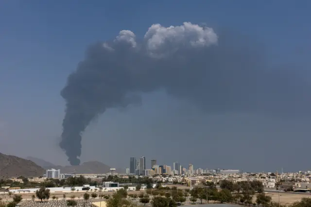 تصاعد دخان بعد انفجار في المنطقة الصناعية، ناجم عن سقوط شظايا بعد اعتراض طائرة مسيرة في الفجيرة في الإمارات