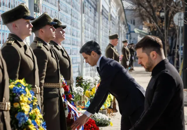 Зеленский и премьер Нидерландов почтили у Михайловского монастыря в Киеве память погибших в войне