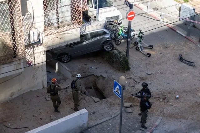 তেল আবিবের আরেকটি স্থানে ক্ষেপণাস্ত্র আঘাতের পর একটি গর্ত দেখা যাচ্ছে, ৮ মার্চ, ২০২৬