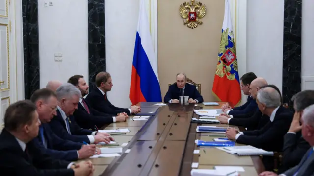 Владимир Путин проводит совещание по ситуации на мировом рынке нефти и газа