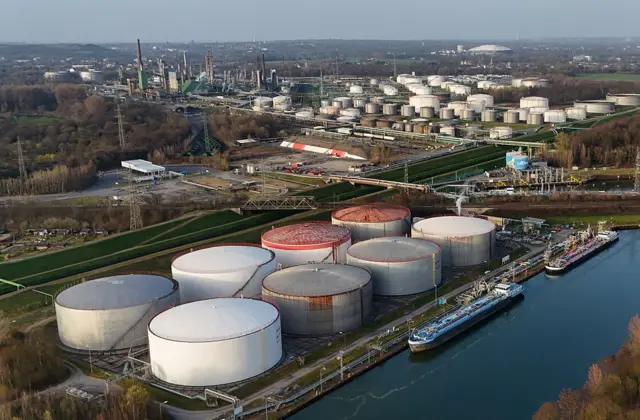 Vista aérea de tanques de petróelo.