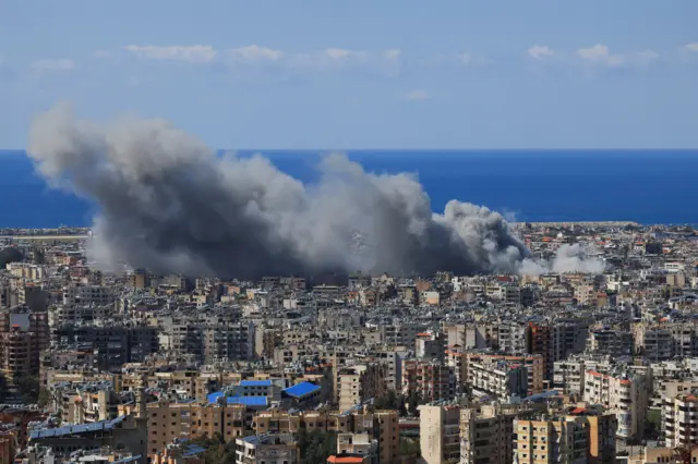 Beyrut'un güneyine 9 Mart'ta düzenlenen saldırıdan sonra görülen duman bulutları.