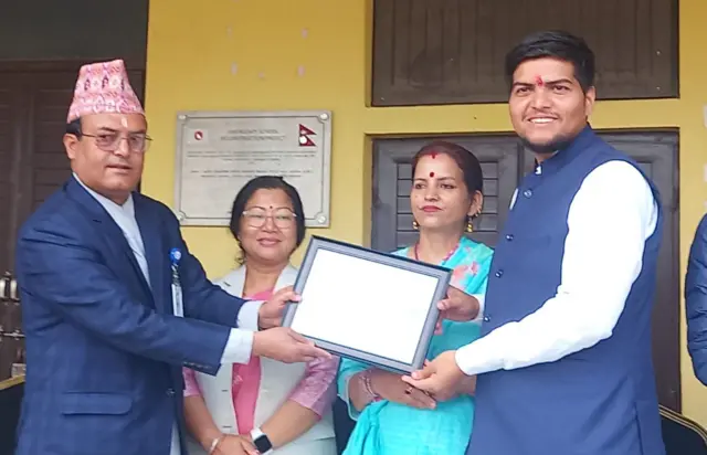 विजेताको प्रमाणपत्र लिँदै प्रशान्त उप्रेती