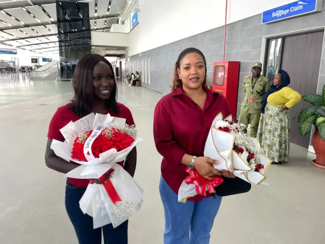 Bamwe mu bari baje kwakira abanyamuryango babo ku kibuka cy'i ndege cy'i Dar es Salaam