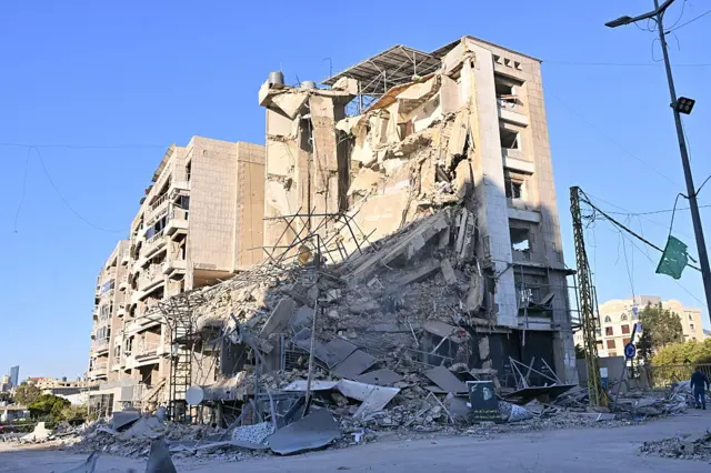 Prédio destruído na região de Beirute nesta segunda