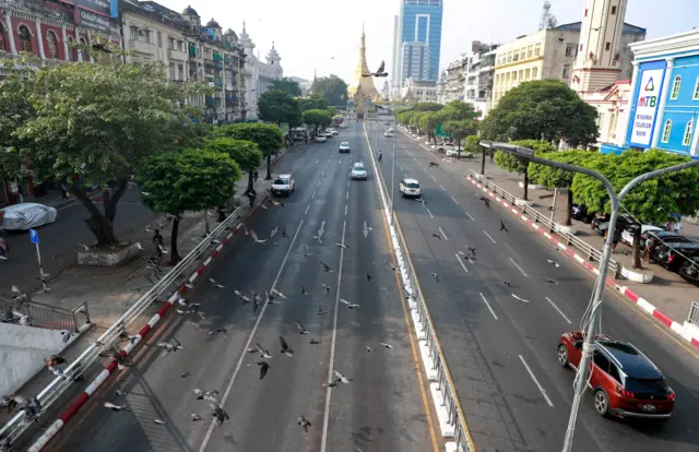 အရှေ့အလယ်ပိုင်းက ပဋိပက္ခကြောင့် စက်သုံးဆီချွေတာဖို့နဲ့ ကားနံပါတ်များကို စုံနဲ့မ ခွဲခြားပြီး ရက်အပိုင်းအခြားအလိုက်အသုံးပြုရမယ်လို့ စစ်ကော်မရှင်က ကြေညာပြီးတဲ့နောက် မတ်လ ၇ ရက်မှာ ရန်ကုန်မြို့လယ်မှာ ယာဉ်ရှင်းနေတဲ့မြင်ကွင်း