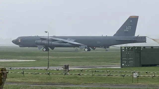 Xiyyaara Ameerikaa B-52 jedhamu UK keessatti