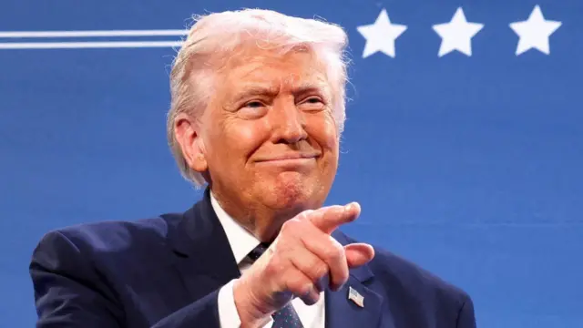 Дональд Трамп жестикулирует, выступая перед республиканцами