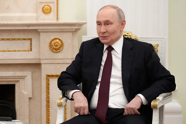 Rusya lideri Vladimir Putin varaklı bir sandalyede otururken.