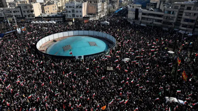 تجمع حامیان حکومت در میدان انقلاب تهران