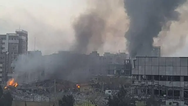 ইসফাহান পারমাণবিক কেন্দ্রে হামলার পর ধোঁয়া উড়তে দেখা যাচ্ছে