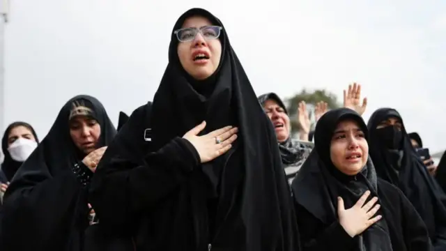 Abakenyezi bariko bararira bambaye impuzu zirabura