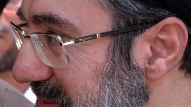 Mücteba Hamaney’in yakın çekim fotosunda yüzü gözüküyor