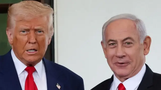 Donald Trump na Benjamin Netanyahu bahagaze hamwe bambaye amakoti n'amakaruvati atukura